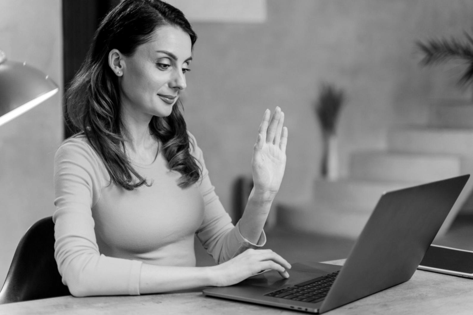 Equipo de asesores financieros trabajando en estrategias personalizadas para la seguridad financiera de nuestros clientes