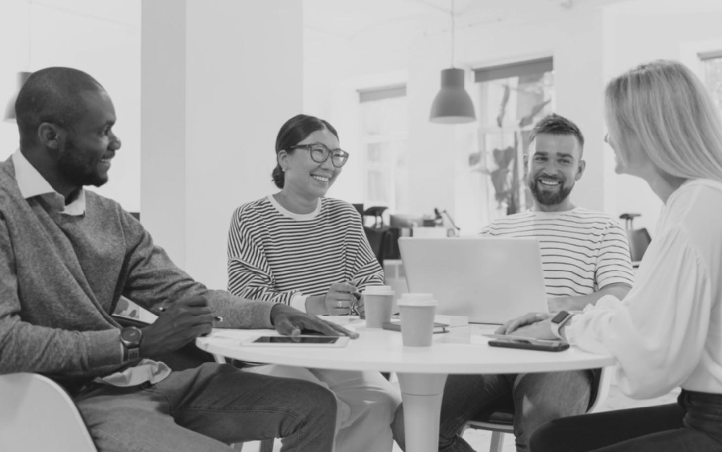Equipo de carinoraotora trabajando en estrategias financieras